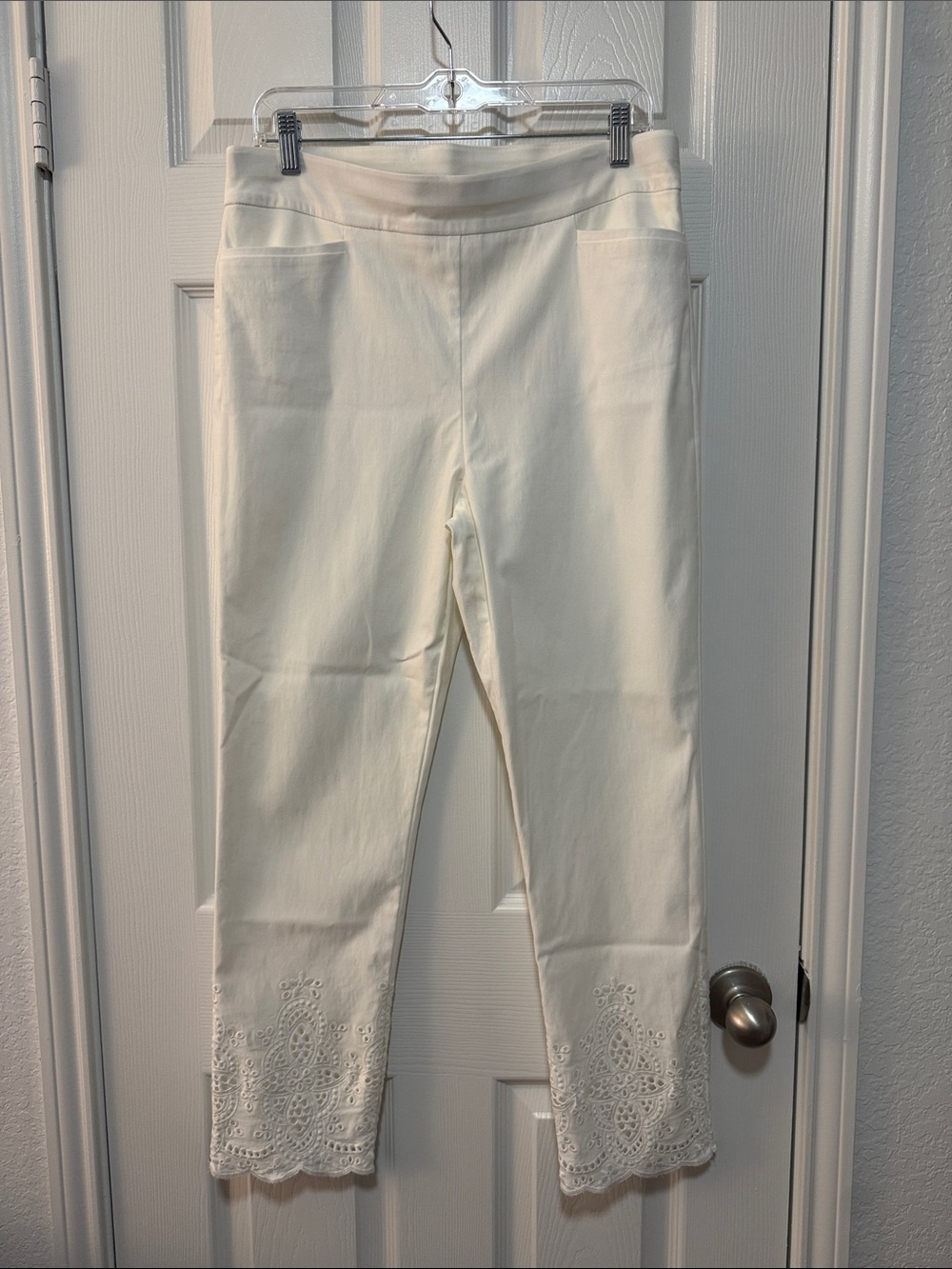 NWOT CHICOS WHITE EYELET DETAIL PANTS (Chicos size 1.5) US SIZE 10
